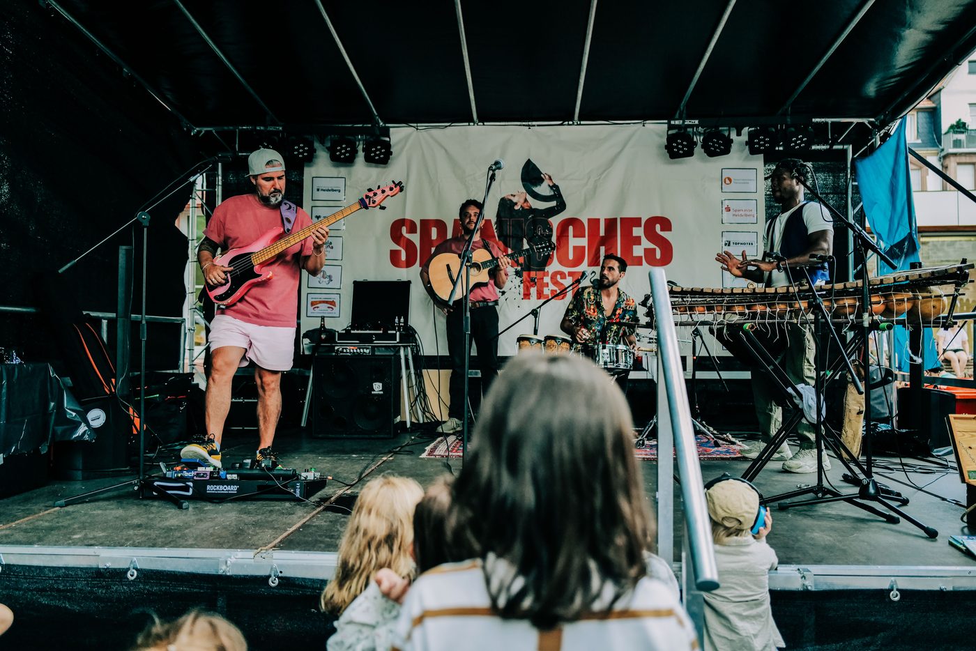 Spanische Live-Band auf der Bühne beim Spanischen Fest