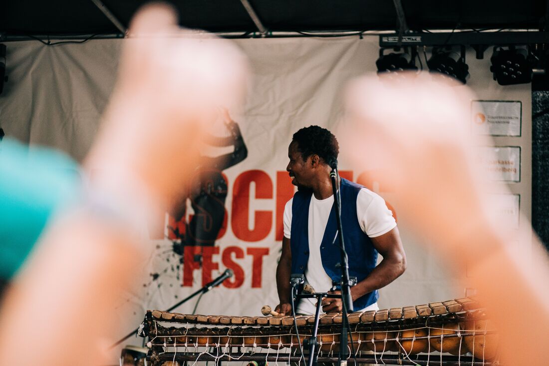 Live-Musik auf der Bühne beim Spanischen Fest