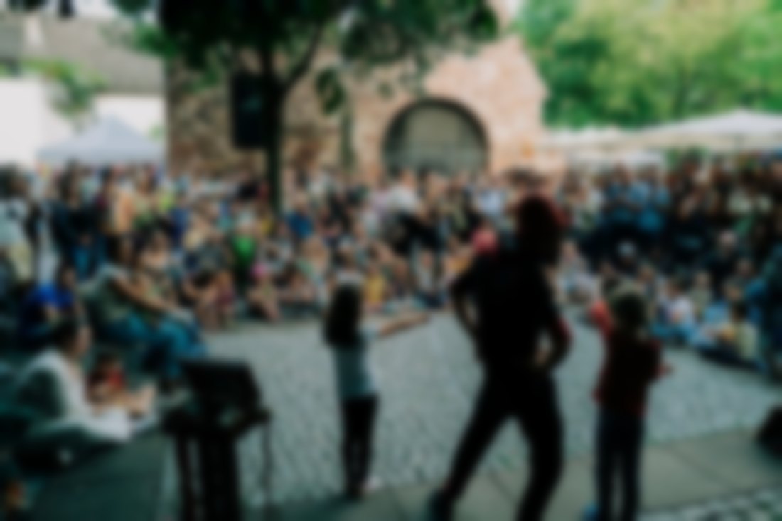 Spanisches Stadtfest auf dem Marktplatz mit Publikum
