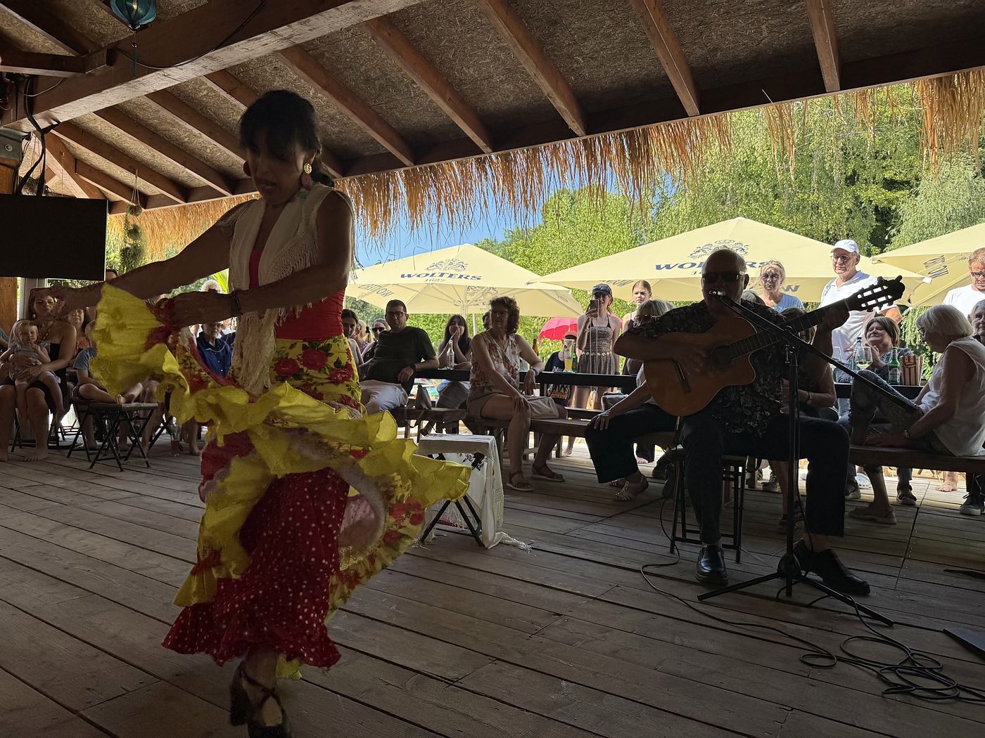 Flamenco-T&auml;nzerin im gelb-roten Kleid