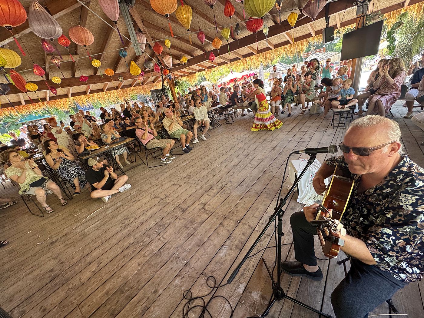 Gitarrist begleitet die Flamenco-Show