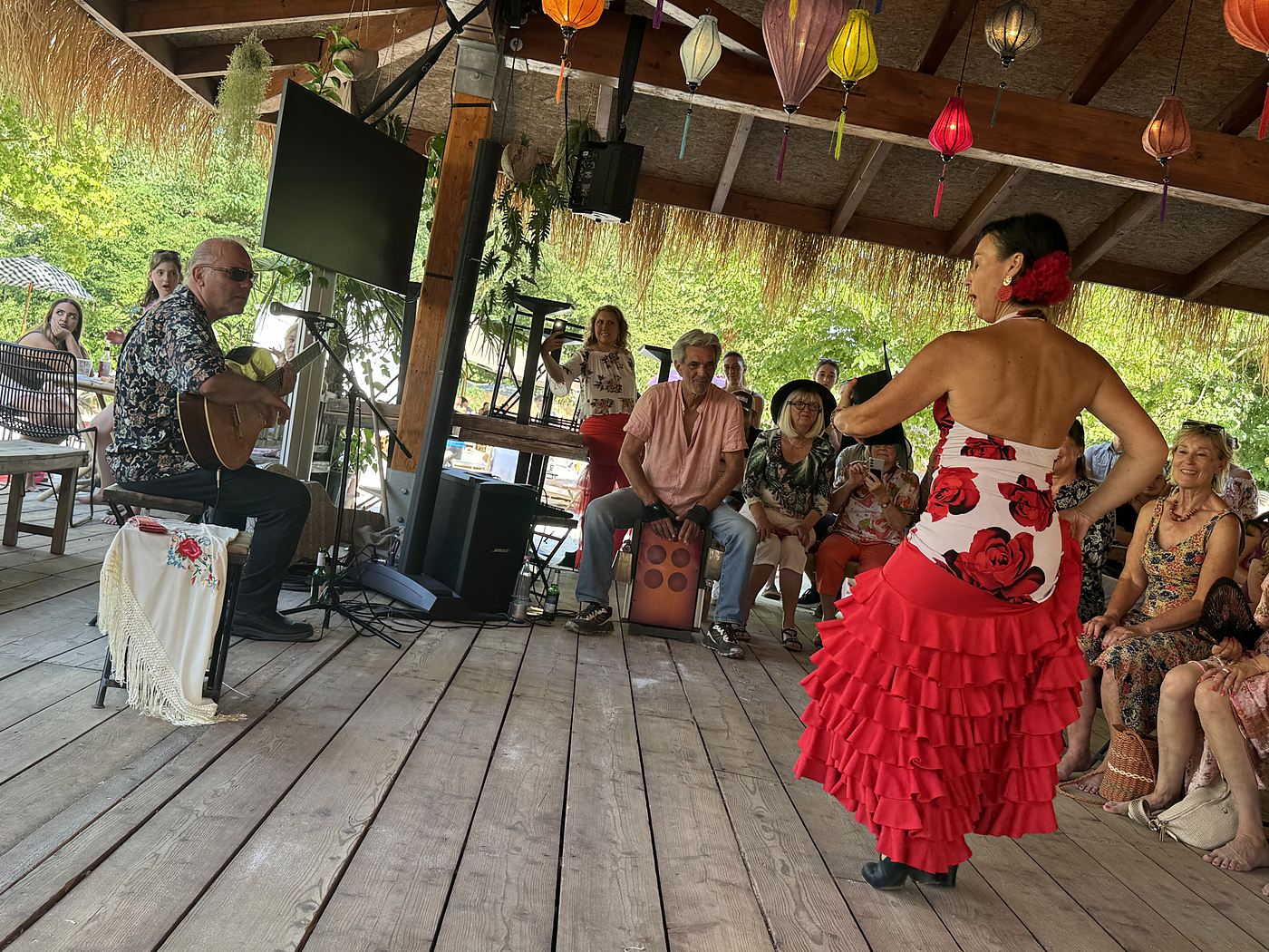 Flamenco-T&auml;nzerin im roten Kleid