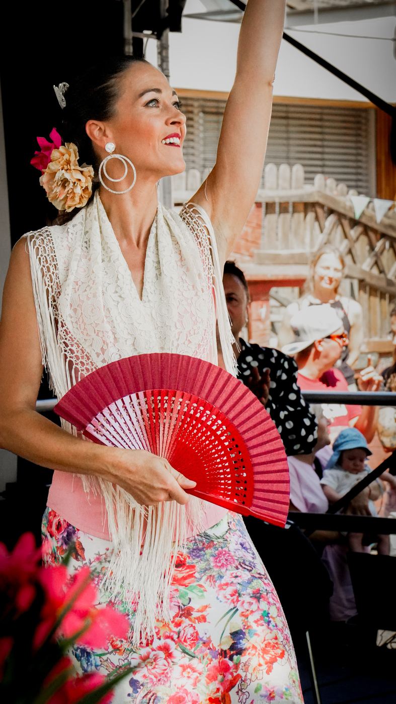 Flamenco-Sängerin mit rotem Fächer auf der Bühne
