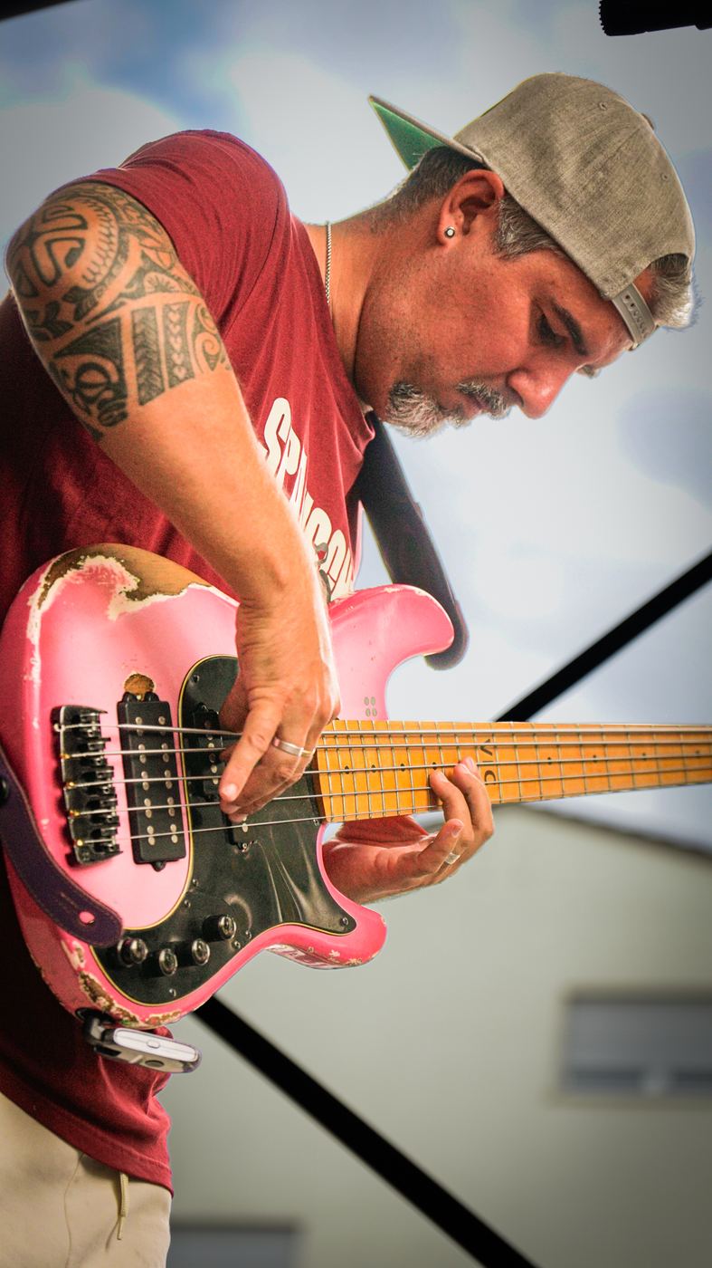 Bassist mit pinkem Bass beim Spanischen Fest Heidelberg