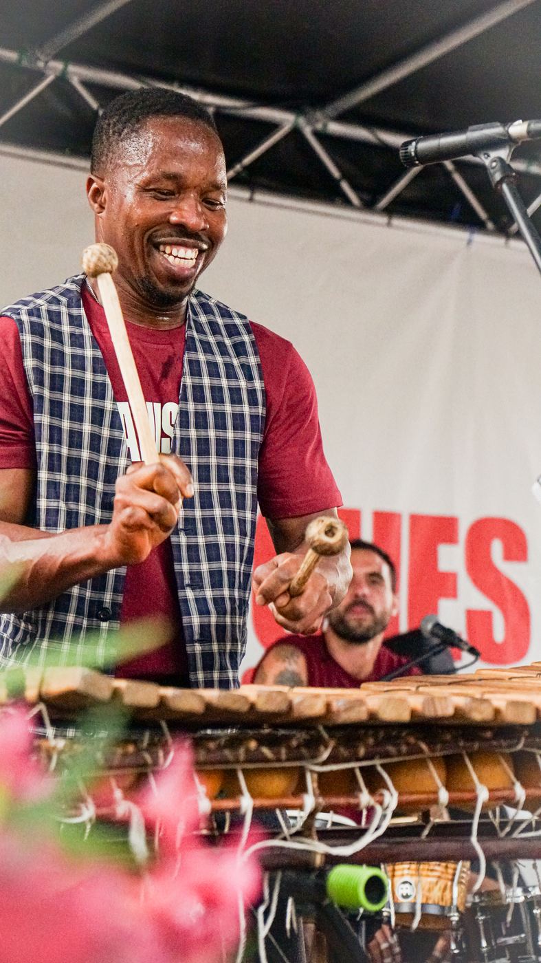 Musiker am Marimbaphon beim Spanischen Fest