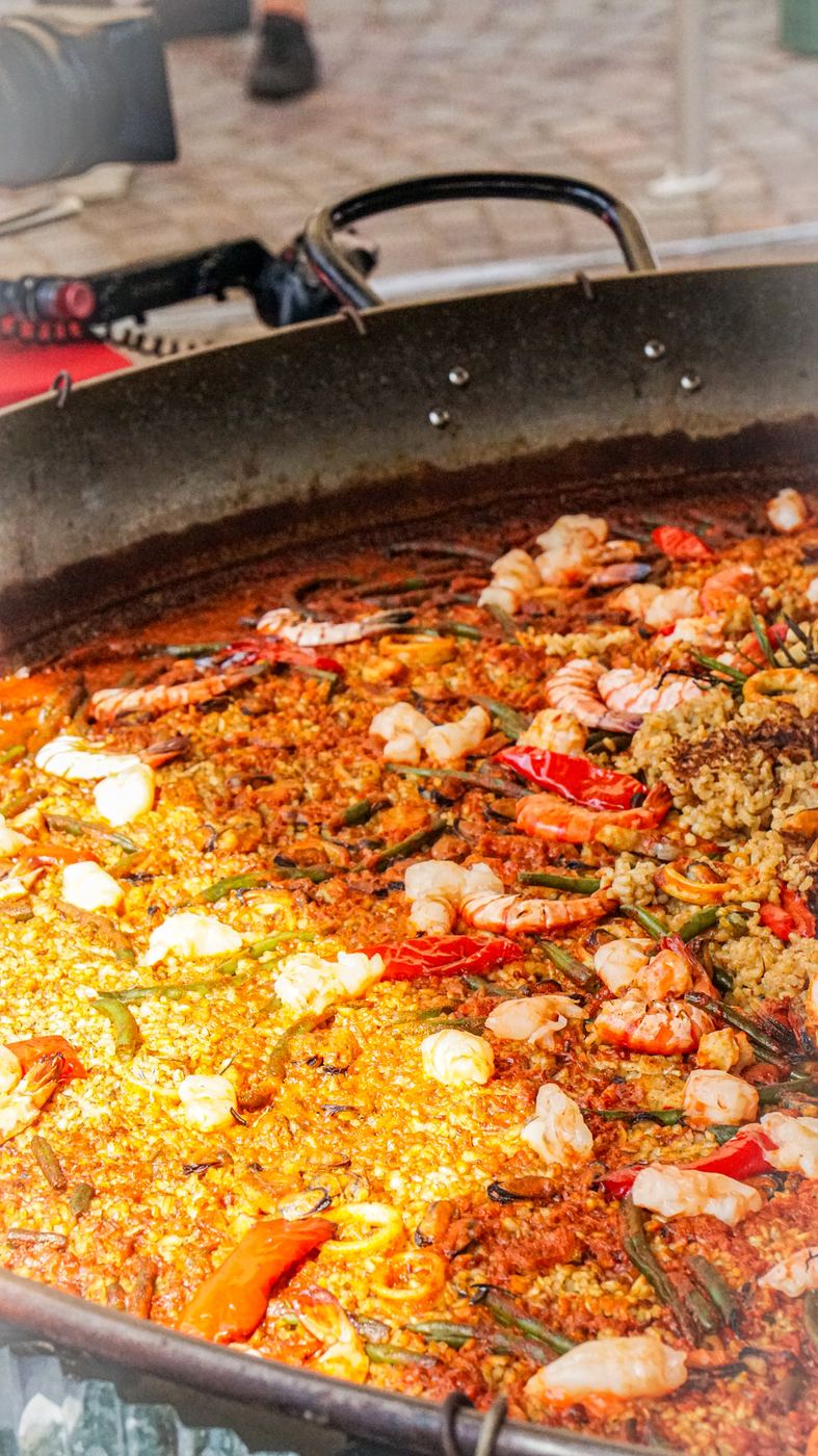 Große Paella-Pfanne mit Meeresfrüchten