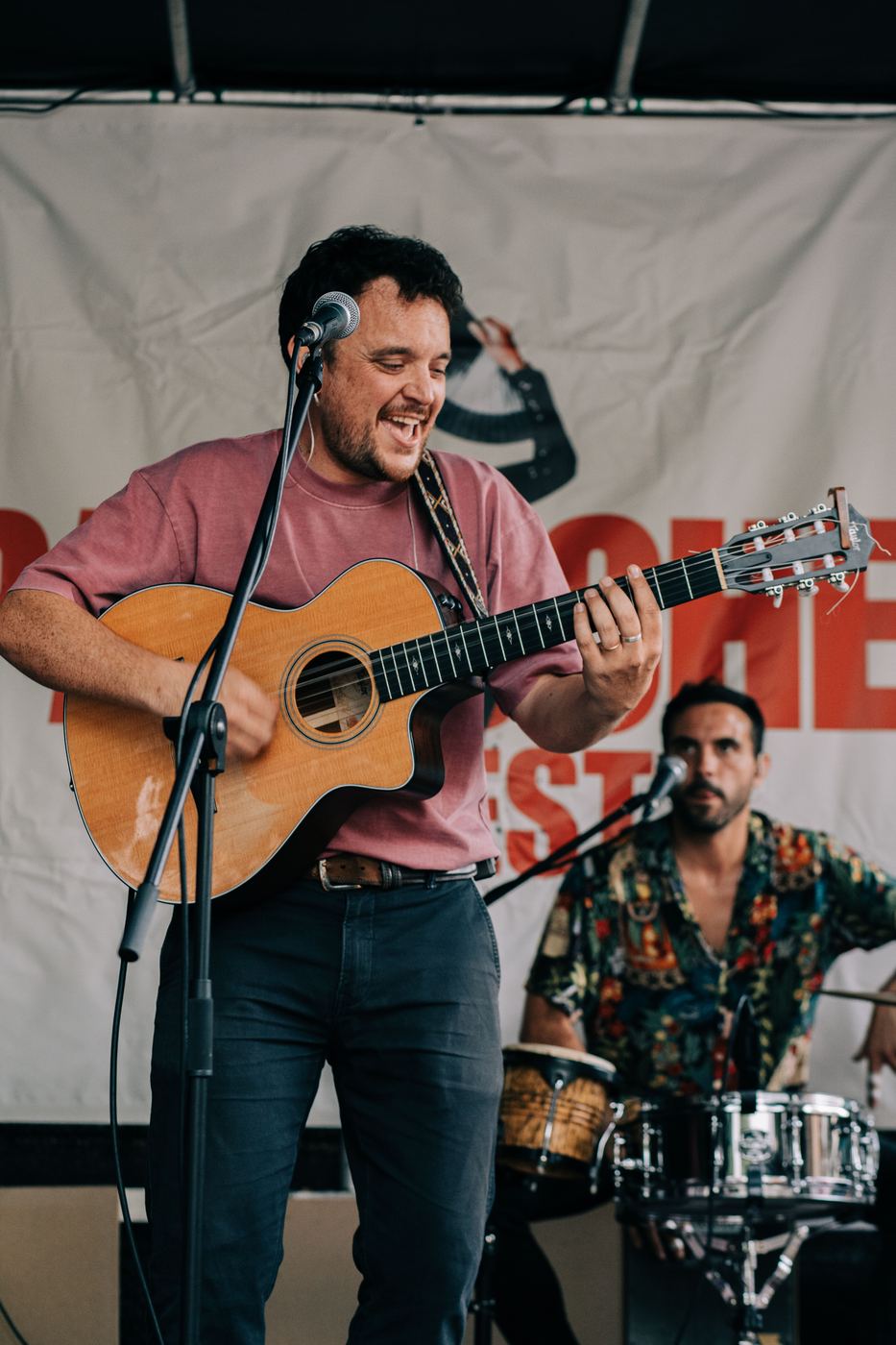 Gitarrist auf der Bühne beim Spanischen Fest