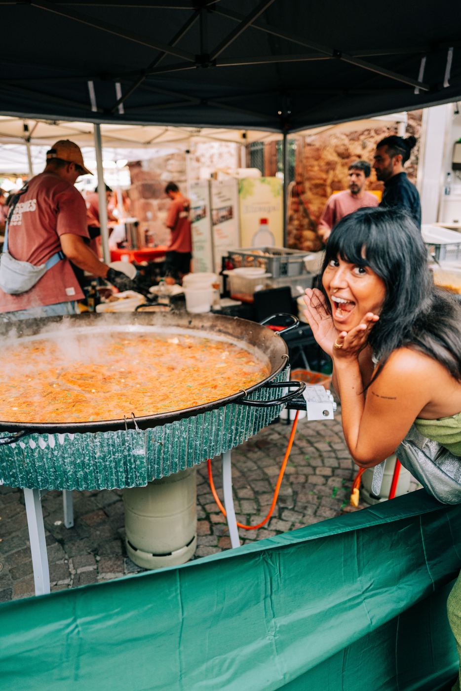 Riesige Paella-Pfanne beim Show-Cooking
