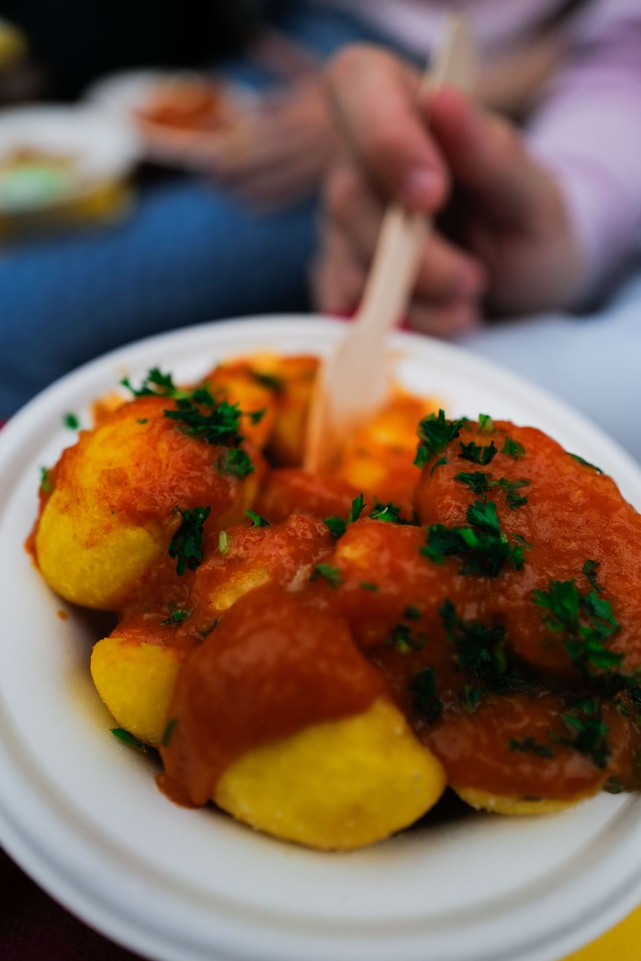 Patatas bravas auf dem Teller