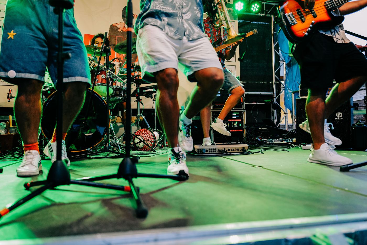 Band springt gemeinsam auf der Bühne
