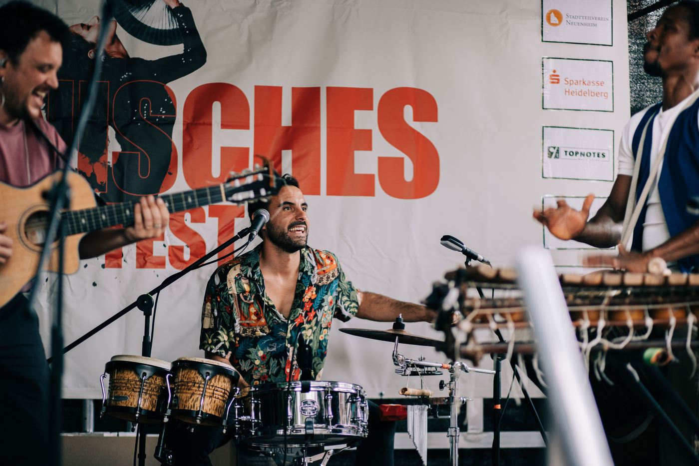 Band vor dem Spanisches-Fest-Banner