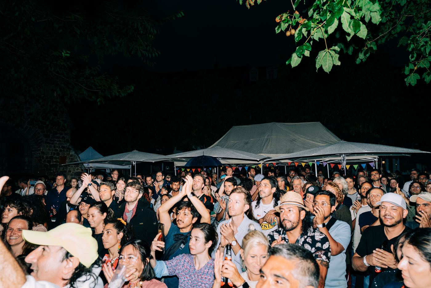 Publikum vor der Bühne bei Nacht