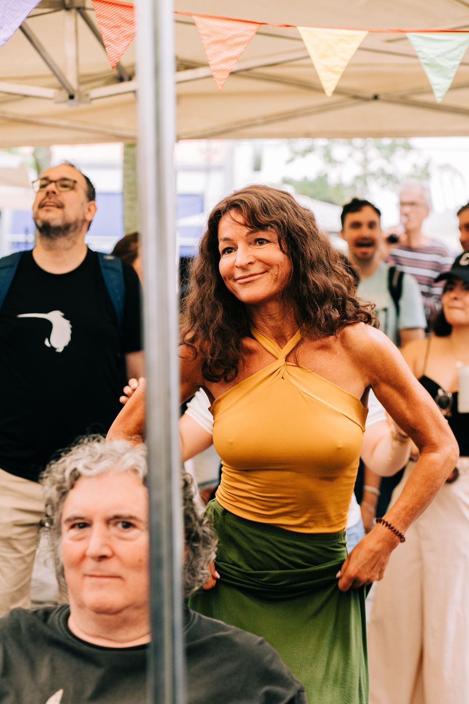 Tänzerin auf dem Festgelände