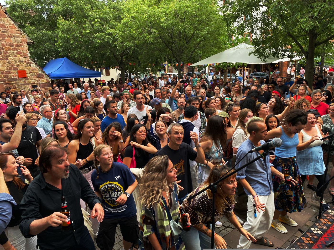 Volles Festgelände auf dem Marktplatz Neuenheim