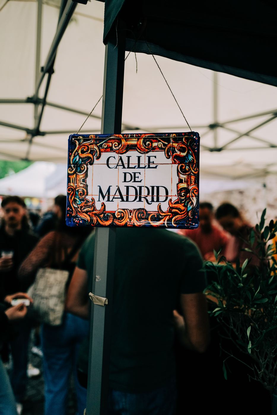 Schild Calle de Madrid am spanischen Stand