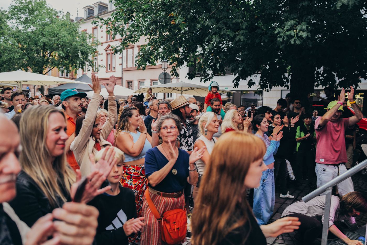 Klatschendes Publikum vor der Bühne