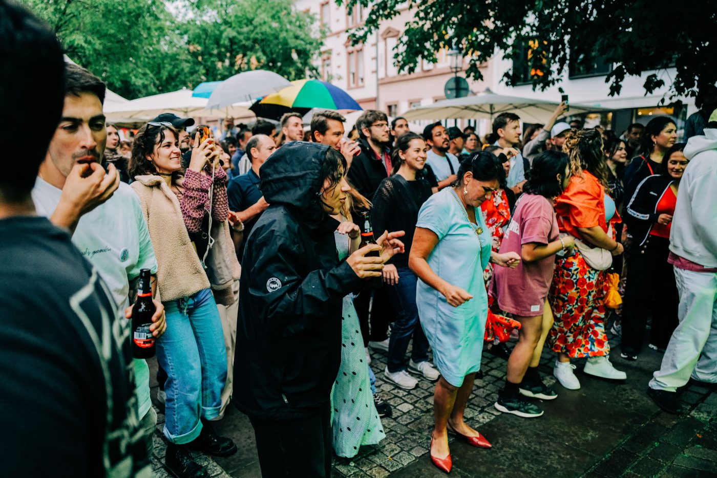 Festivalstimmung mit tanzenden Gästen