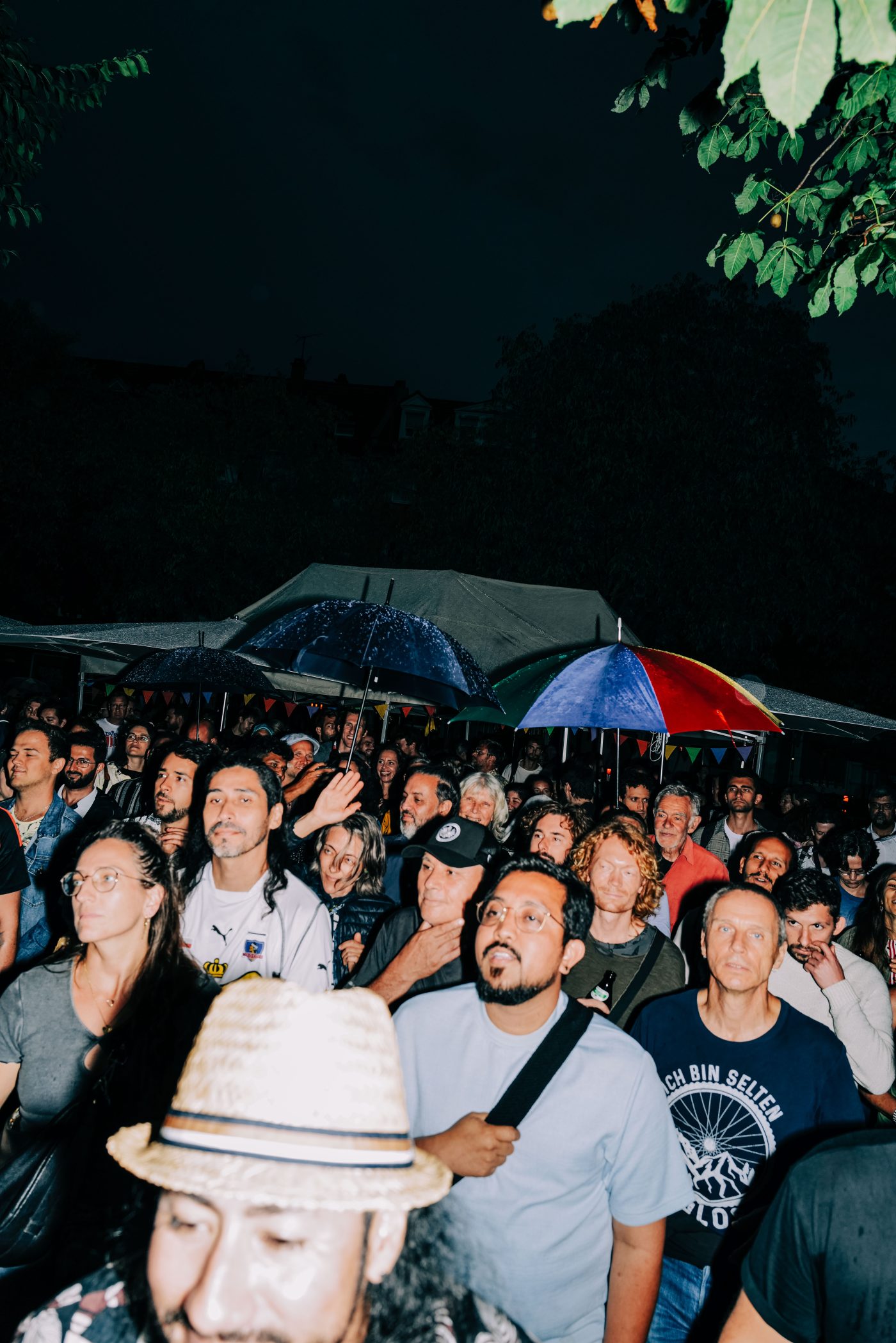 Volles Festgelände am Abend