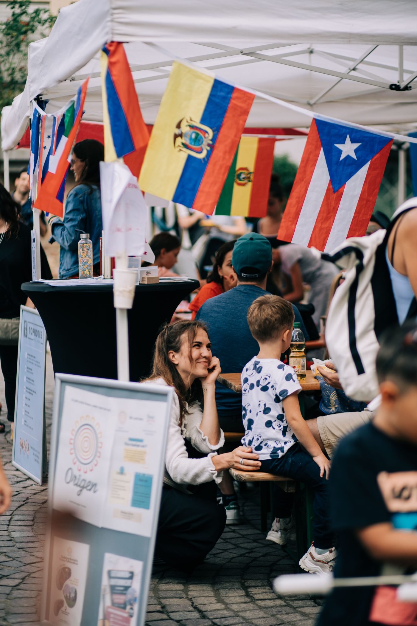Spanischer Stand mit Flaggen und Spezialitäten
