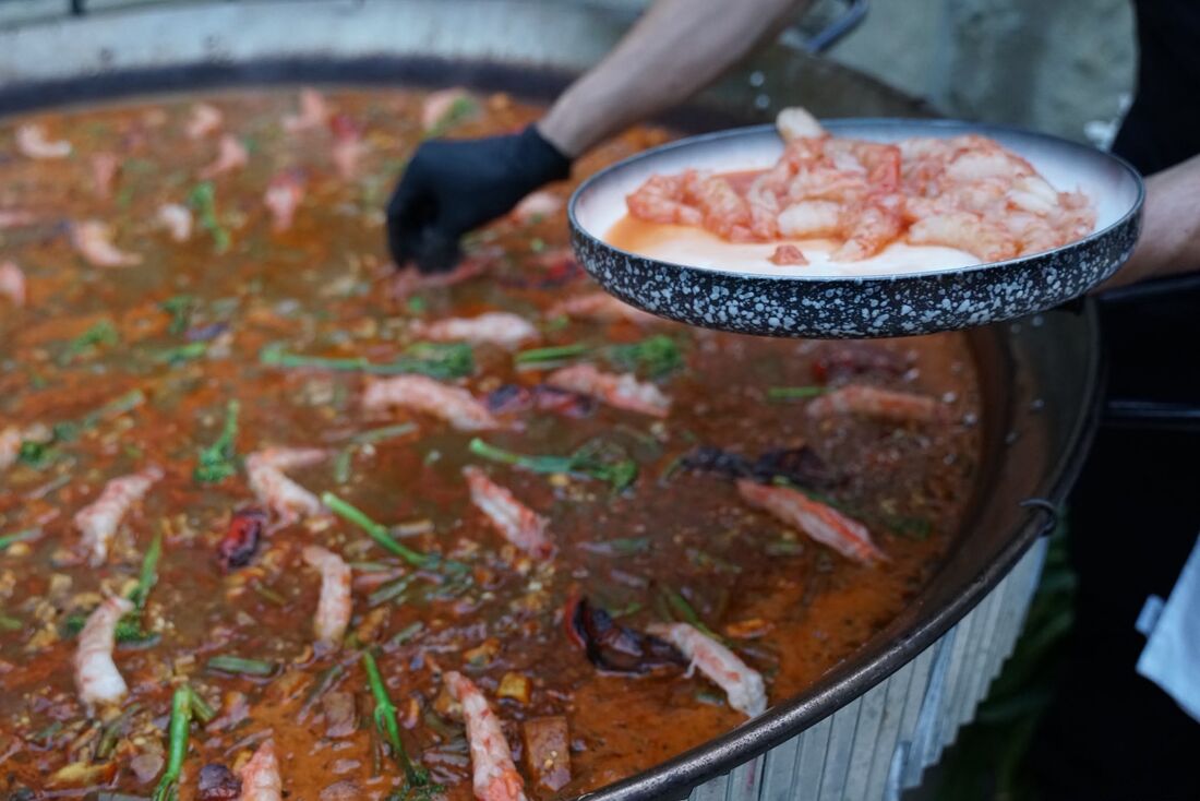 Frische Paella beim Show-Cooking – spanisches Catering