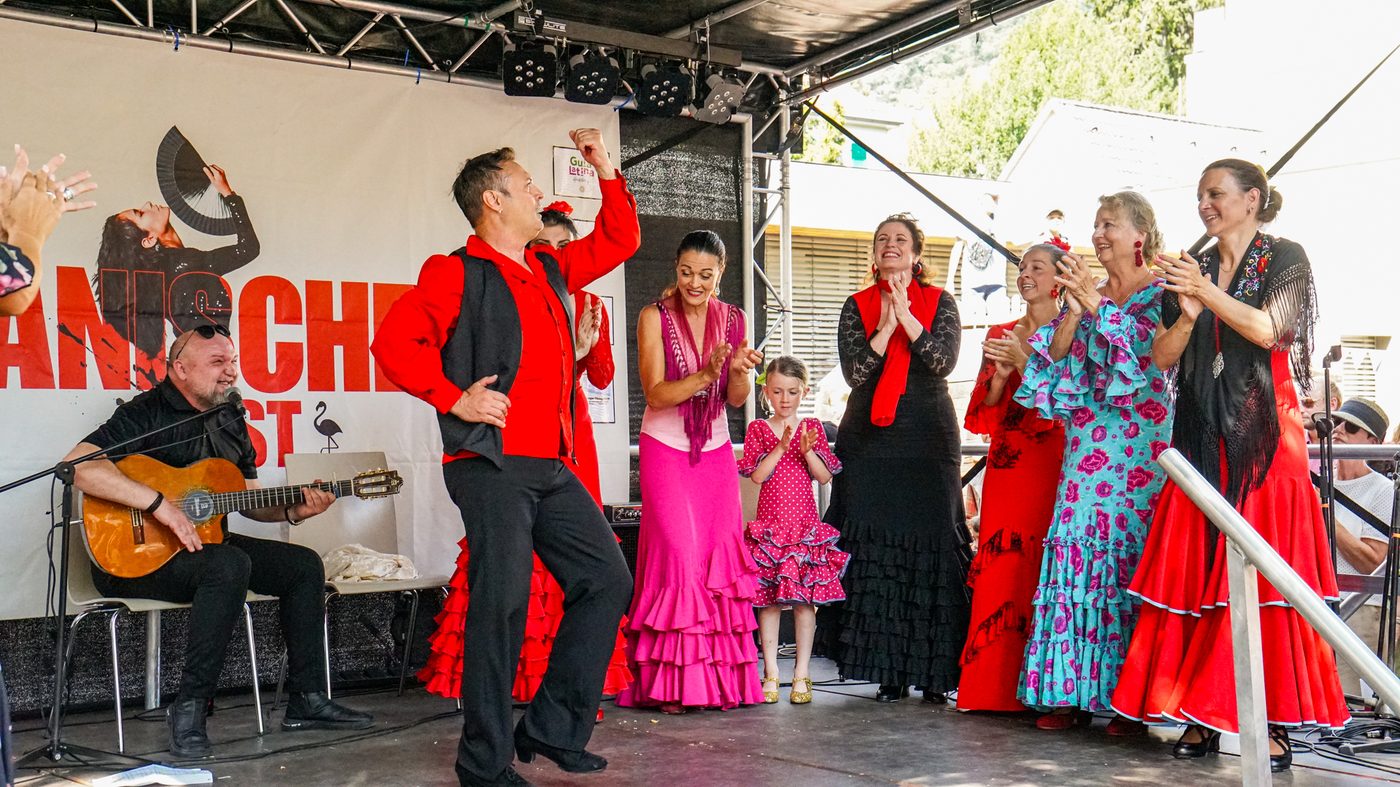 Flamenco-Tänzer und Gitarrist auf der Bühne beim Spanischen Fest