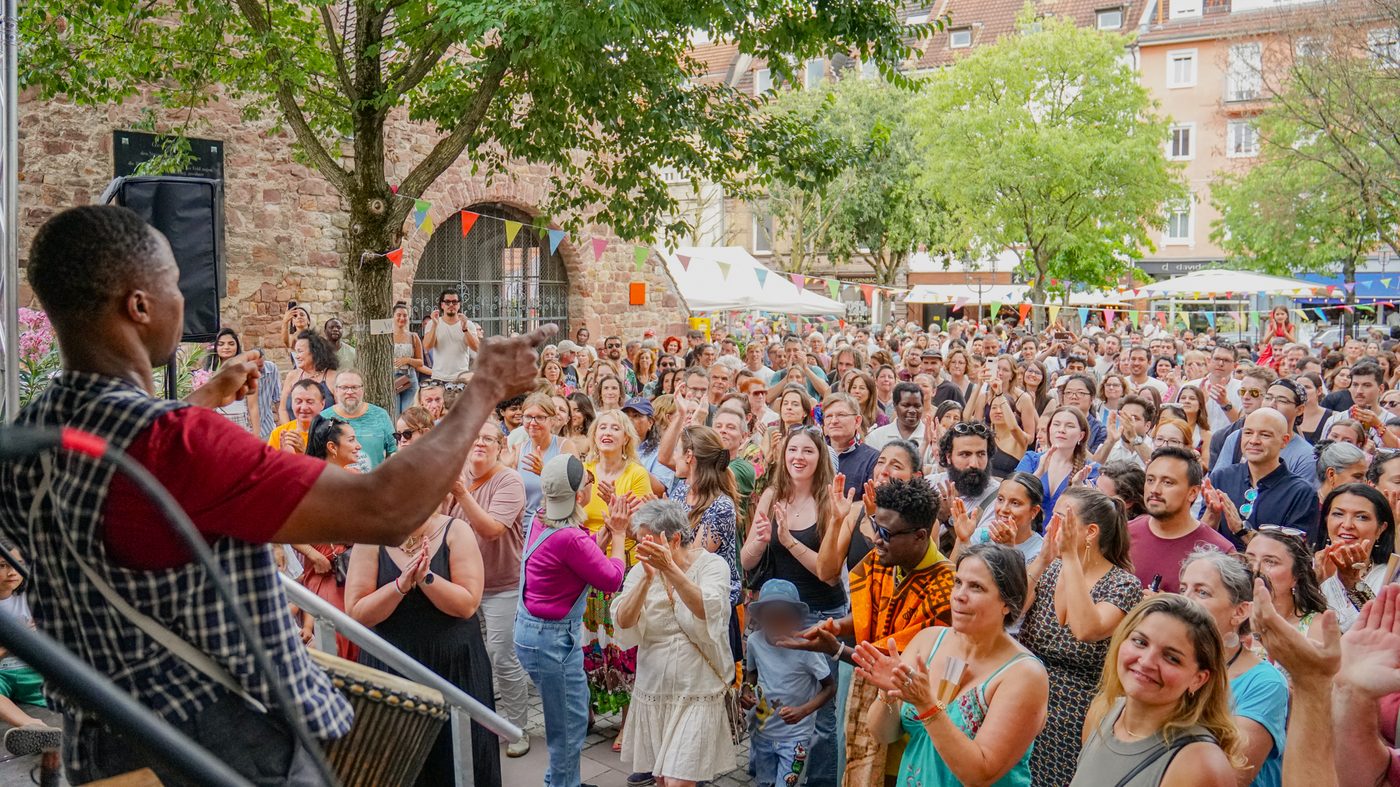 Musiker auf der Bühne vor jubelndem Publikum beim Spanischen Fest